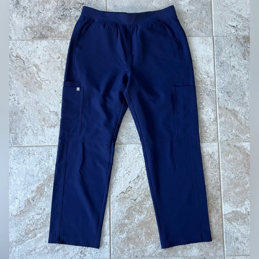 FIGS Men’s Axim Cargo Scrub Pants™ in Navy Blue, size M/S